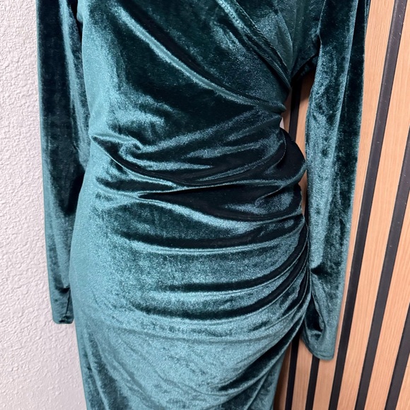 Elegant Emerald Green Velvet Wrap Dress - Picture 4 of 5